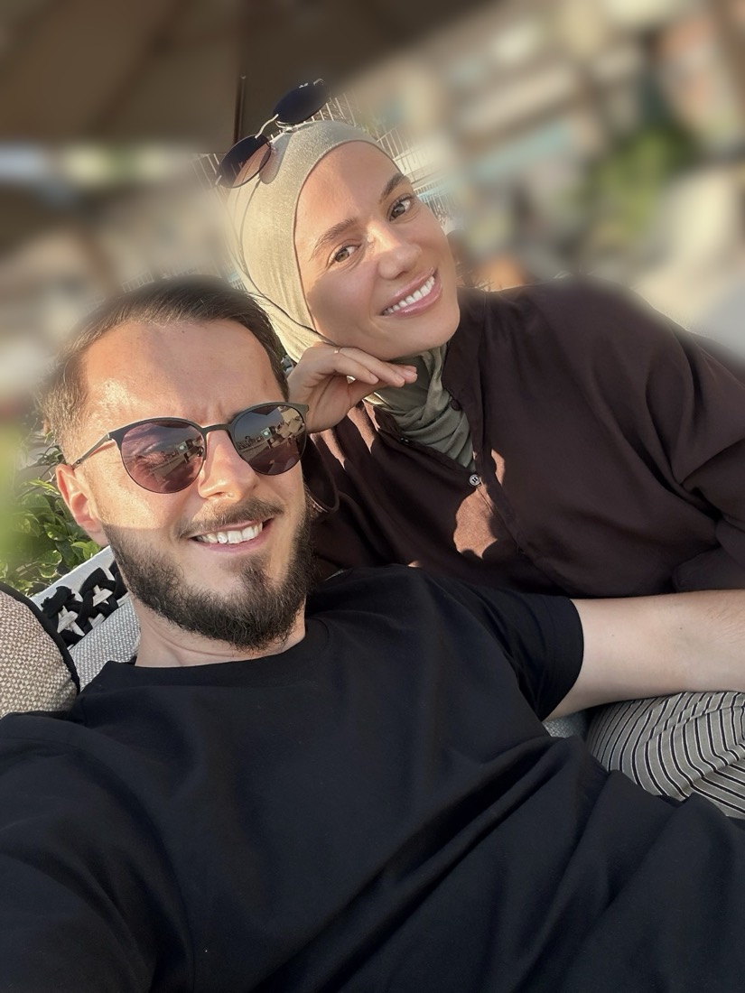 Sadin und Büsra lachend, Selfie