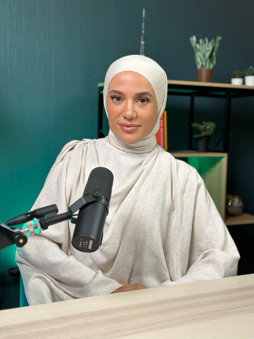 Büsra am Podcast-Mikrofon