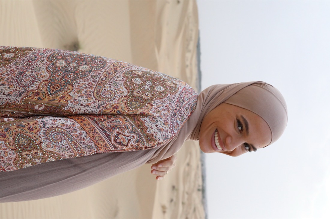 Büsra lachend in der Wüste